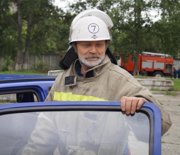 Спасатели помогли выбраться из машины женщине, попавшей в аварию